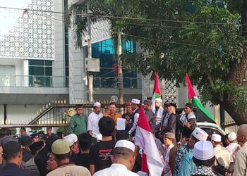 Ratusan Massa Aliansi Ormas Islam Pembela Mesjid Sumut dan Umat Aksi Solidaritas Palestina di DPRD SU.