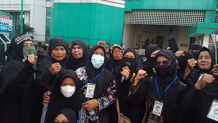 Koordinator Tim Penggalang Dana Evi Meriyani Tarigan, sebelah kiri dengan memakai ikat kepala .