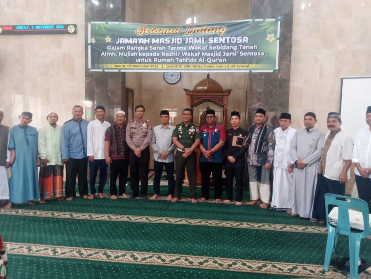 Ketua Nazir Wakaf, Abdul Latif Balatif Foto bersama usai penyerahan Akta Ikrar Wakaf (AIW) dari pewakif .