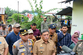 Plt.Bupati Deli Serdang di dampingi Kapolresta Bersama OPD Kunjungi Korban Banjir.