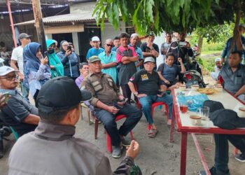 Ratusan Warga Pasar 12 Desa Bandar Klippa, Tolak dan Hadang Tim PTP N 2 Hendak Mengukur Rumah Warga.