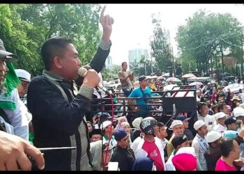 Seribuan Massa Gerakan Rakyat Pejuang Perubahan, Geruduk KPU Sumut.