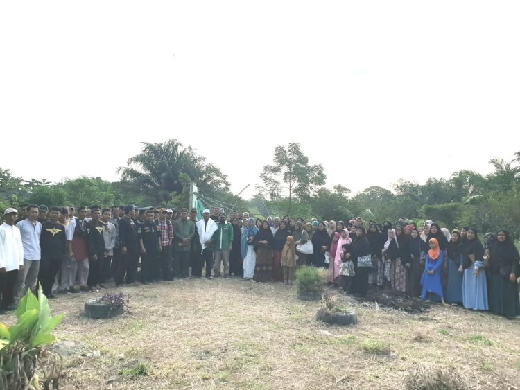 Aliansi Ormas Ormas Islam Kelaskaran Sumut, FPI, FUI SU, BP FORMI, FKPPI, IPK, BP RPI, dan Ratusan Ummat Islam Berkumpul di Lokasi Mushallah, Al Ikhlas, Minggu ( 4/8/2024 )