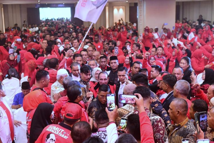 Ket.Foto.

Calon Pemimpin Sumut, Ayah Edy Rahmayadi, saat di kawal Tim Pengamanan dari Aliansi Ormas Islam Kelaskaran Sumut/Laskar BP FORMI.