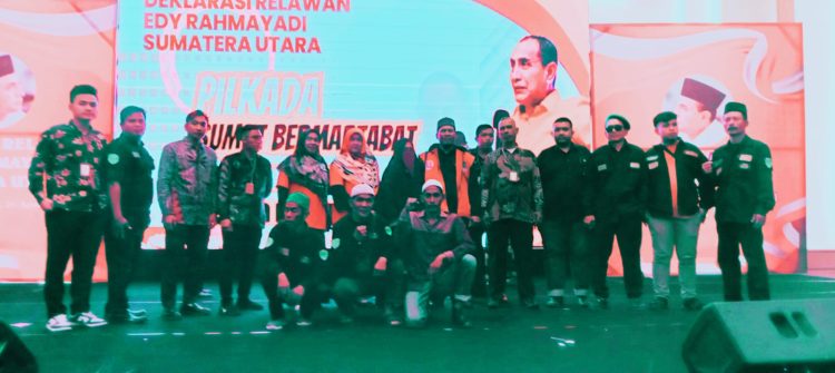 Ketua Umum BP FORMI,  Azhari, Bersama Jajaran Pengurus dan Laskar/Tim Pengamanan Deklarasi Edy Rahmayadi, Foto Bersama usai Acara.