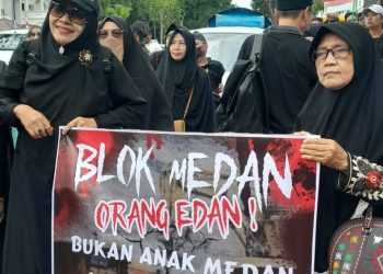 Emak-emak Militan Berhijab Serba Hitam, Geruduk Kantor Gubsu, Tolak Cawe-cawe Politik Pj.Gubsu