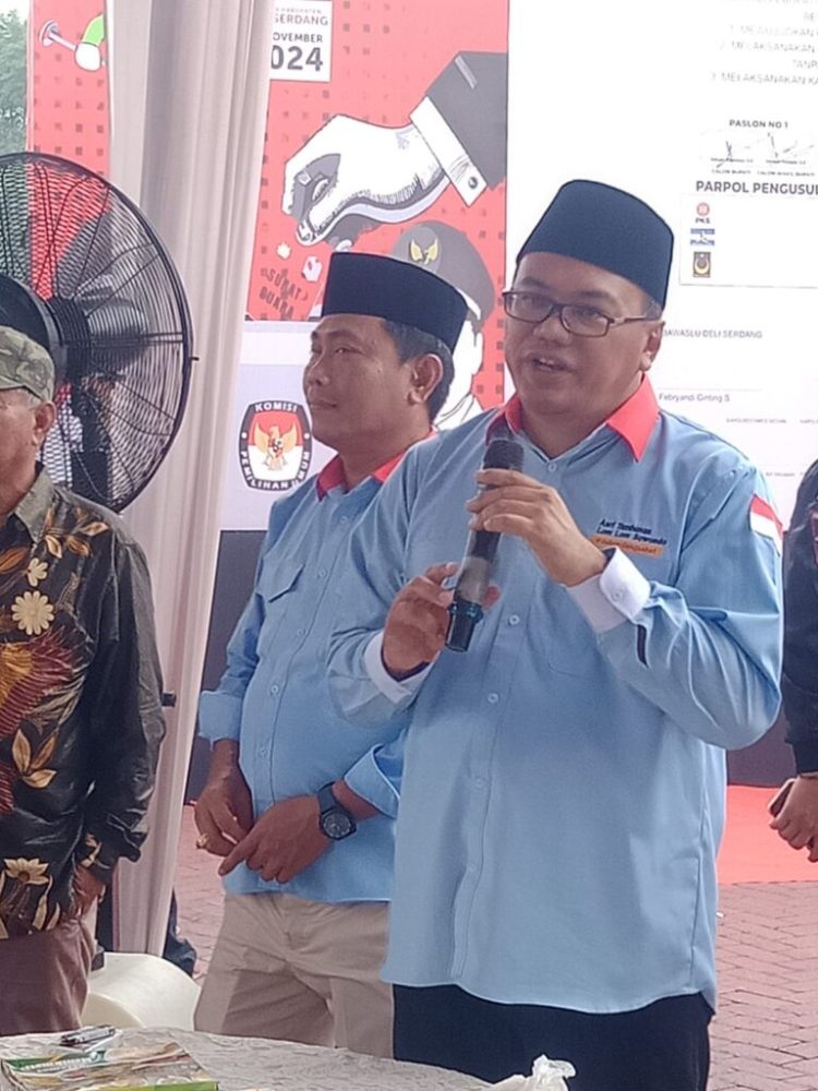 Asri Ludin di dampingi Lom-Lom sesaat akan menuju Lokasi Deklarasi Damai, Selasa (24/9/2024)