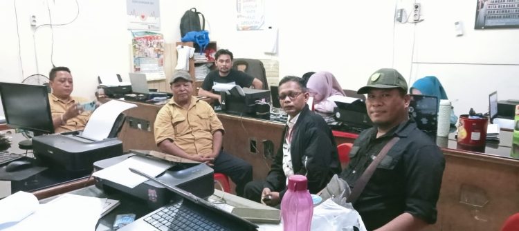 Terlapor, Pimpin Lubis Memakai Baju warna Kuning yang memakai topi. ( Msp.dok)