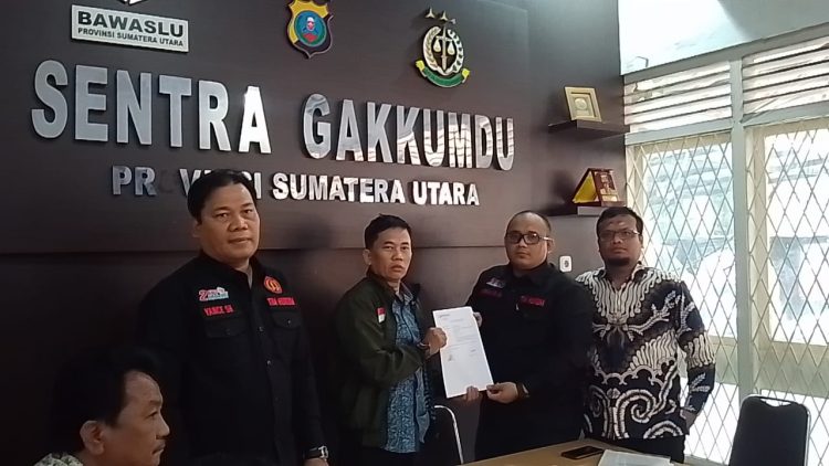 Ketua Tim Hukum, Edy-Hasan, Yance Aswin, SH saat Menyerahkan Laporan Pengaduan kepada Bawaslu, Selasa (05/11/2024)