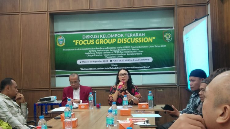 Anggota DPRD Sumut, Meryl Rouli Saragih, di dampingi Wakil Rektor I UISU, saat membuka FGD, di Reiz Condo, Sabtu, (23/11/2024)