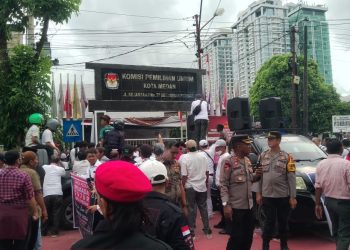Seribuan Massa Koalisi Aksi Masyarakat Peduli Pilkada Jujur Geruduk KPU dan Bawaslu.