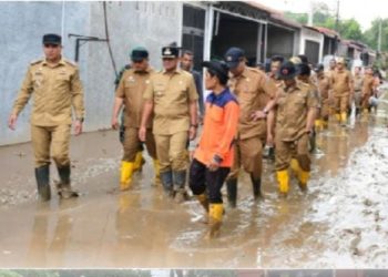 Pj Bupati Deli Serdang Tinjau Warga di Desa Patumbak, Perumahan Villa Patumbak Permai Pasca Banjir.