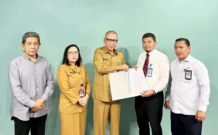 Ket.Foto .
Pelaksana Tugas (Plt) Sekretaris Daerah (Sekda) Provinsi Sumatera Utara Ir H.M. Armand Effendy Pohan menyerahkan SK Direktur Utama Perumda Tirtanadi.