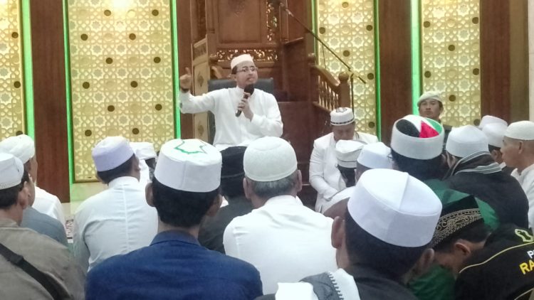 Ketua DPP FPI, Habieb Muhammad bin Husein saat menyampaikan ceramah yang berapi-api di masjid al-jihad Medan, Sabtu (14/12/2024) foto.dok msp.id
