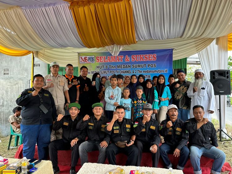 H.Rakhmadsyah Anggota DPRD DS Foto Bersama PU/Pemred Medan Sumut Pos, Azhari, PU, Media Tribun Sumut, Sugianto Marpaung, SH, Ketua PERSADA, Ust
Mukhlis, Pangda PRI FPI , Efendi Bangun, dengan para Anak Yatim serta Laskar BP FORMI.