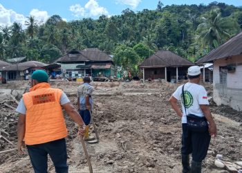 DPD FPI Sumut Bersama HILMI, Peduli Bencana di Tapsel, Bersihkan Lumpur Sisa Banjir Bandang.  