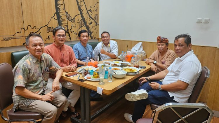 Ket.Foto,
Ketua Umum DPP SWI, Maryoko Aiko ( Kepalkan Tangan), Selasa, (31/12/2024) saat Silaturahm dengan Dewan Etik dan Pengurus DPP SWI.