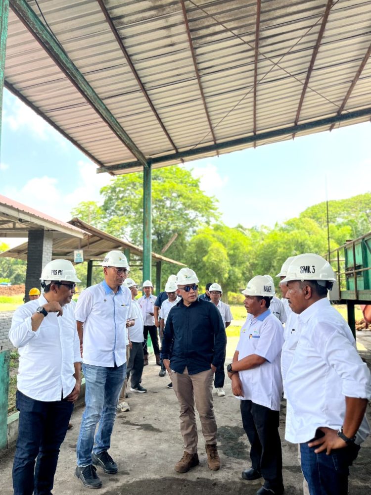 Ket.Foto

Direktur Utama PTPN IV PalmCo Jatmiko Santosa saat mengunjungi Pabrik Kelapa Sawit di Sumatera Utara beberapa waktu lalu. PalmCo berkomitmen menerapkan SMK3 dan mendidik hingga 268 AK3 umum dalam meningkatkan pemahaman karyawan dan menginternalisasi K3 demi mewujudkan zero accident dan zero fatality.