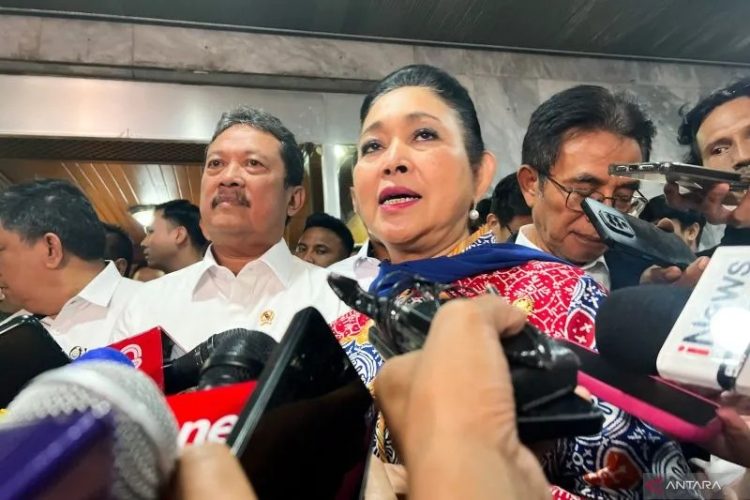 Ket.
Ketua Komisi IV DPR RI Siti Hediati Hariyadi atau Titiek Soeharto (kanan)
Menteri Kelautan dan Perikanan Sakti Wahyu Trenggono (kedua kiri),
saat diwawancara awak media di Jakarta, Kamis (23/1/2025).