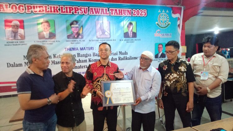Direktur Eksekutif LIPPSU, Azhari AM Sinik, saat menyerahkan Piagam sebagai Pembicara/Pemateri pada Dialog Publik LIPPSU, sabtu, (1/2/2025)