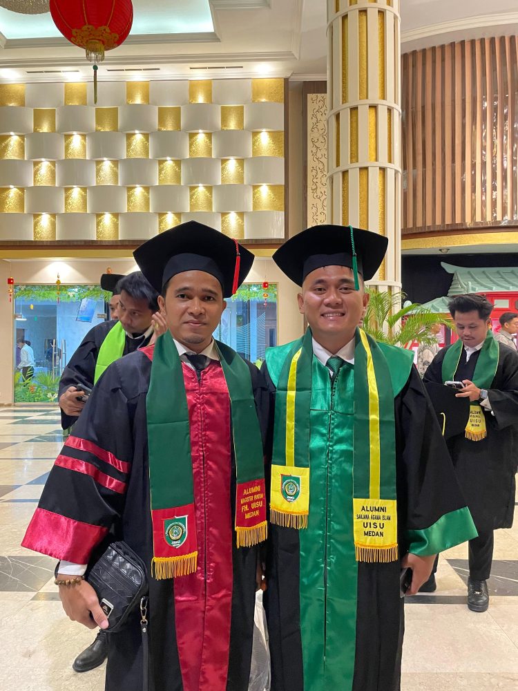 Wisudawan Fahri Husaini Lubis ( selempang kuning ) usai di Wisuda.