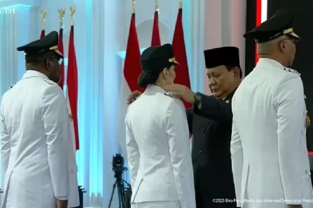 Presiden Prabowo Subianto, saat menyematkan Tanda Kepangkatan Kepala Daerah, di Istana Negara, Kamis, (20/2/2025)
