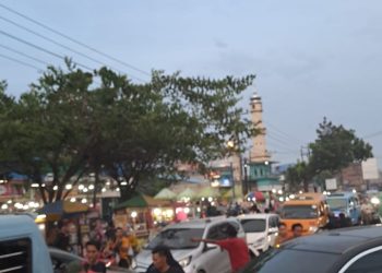 Maraknya Keberadaan Lapak Pedagang Liar di Simpang Jodoh Tembung Timbulkan Kemacetan.
