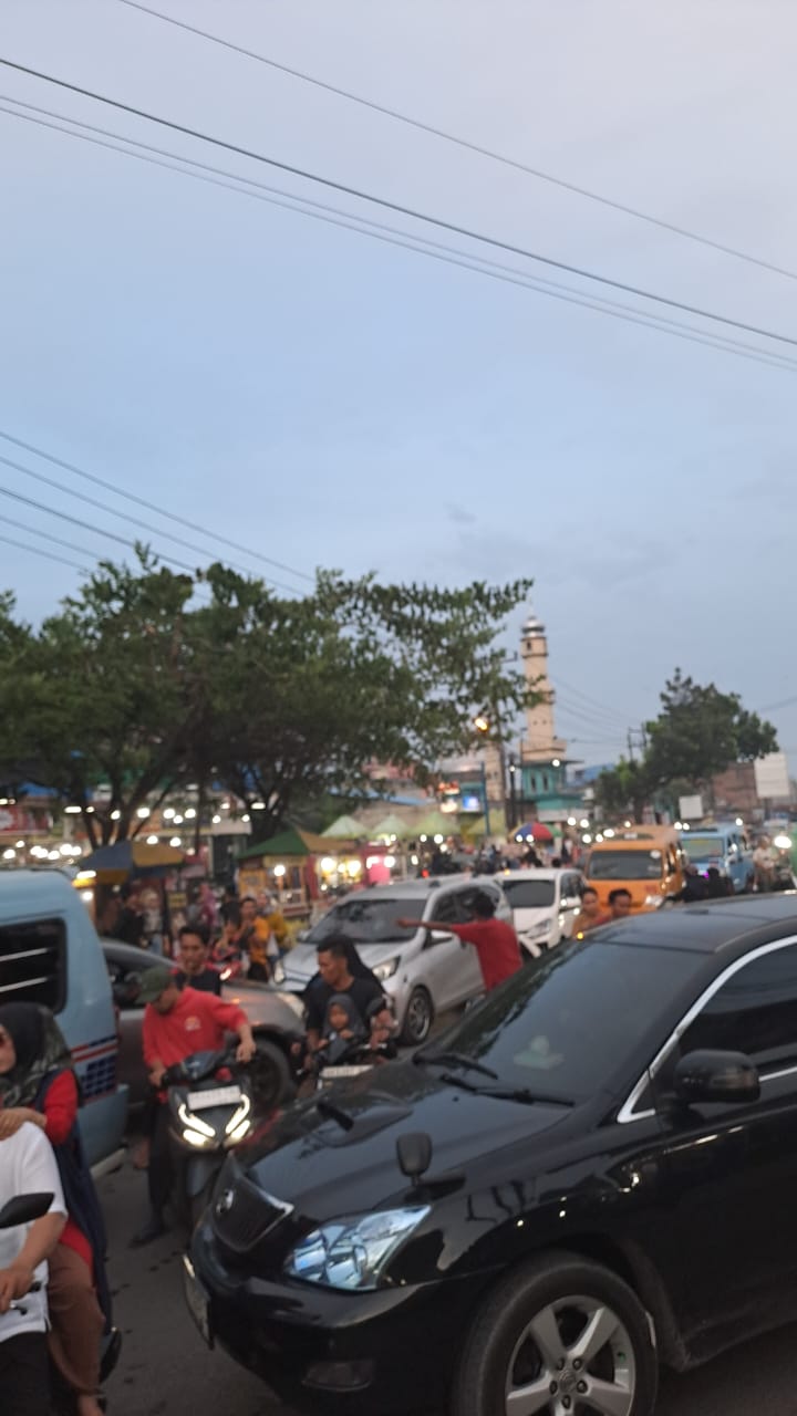 Ket.Foto.
Pedagang liar di badan Jl.Besar Medan- Tembung-B.Kuis ( Akses menuju ke arah Bandara Kuala Namu ) yang menyebabkan kemacatan arus lalulintas yang sangat padat setiap harinya.