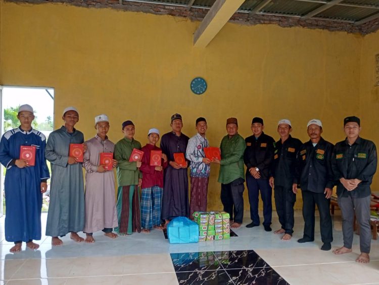 Pengurus BP FORMI di Rumah Tahfidz, Shirozul Mukhlasin, Menyerahkan Paket Buka Puasa dan Al Qur'an.
Pengurus BP FORMI di Rumah Tahfidz, Shirozul Mukhlasin, Menyerahkan Paket Buka Puasa dan Al Qur'an.