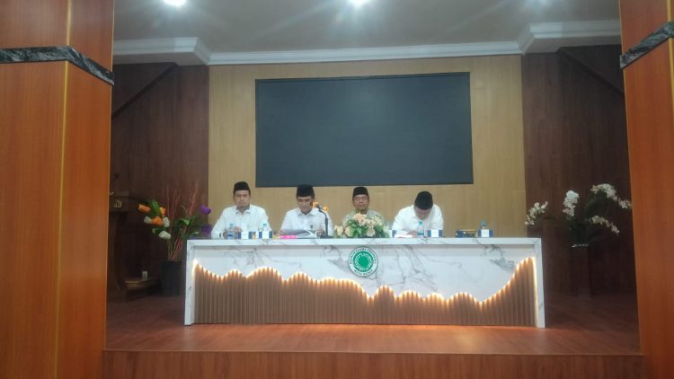 Assisten I Pemko Medan, Mohammmad Sofyan, S.Sos, M.AP, Ketua MUI Kota Medan, Dr.Hasan Matsum, MA, Ustd.Rafdinal, S.Sos, M.AP, dan Ust.Zulkarnain saat Pembukaan Dialog Keummatan Aliansi Ormas Islam Sumut, Jum'at (25/4/2025) di Aula MUI Kota Medan.