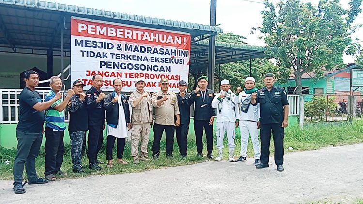 Pimpinan Ormas Ormas Islam Kelaskaran Sumut,  yang terdiri dari FPI, FUI SU dan BP FORMI, Stand By di Lokasi Mesjid Al Ikhlas, Desa Saentis Kecamatan Percut Sei Tuan, Jum'at (9/5/2025)