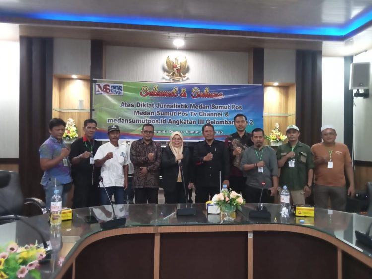 Wakil Ketua Bidang Diklat PWI Sumut, Sugiatmo, MA, Kabid IKP  Kominfo Sumut, Harvina Zuhra, dan PU/Pemred Medan Sumut Pos, Azhari, Foto Bersama dengan para Peserta Diklat usai Diklat Jurnalistik Medan Sumut Pos Angkatan III, Gelombang ke 2 di Buka secara resmi, di Aula Pemuda, Dispora Provsu, Minggu (6/7/2025)