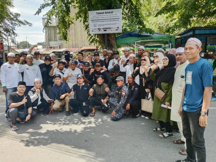 Ketua Yayasan India Muslim Selatan ( YIMS) H.Moh. Siddiq Soleh, Ketua Tim Advokasi MPTW, Ade Lesmana, SH, bersama Aliansi Ormas Islam Sumut, di depan Plank Tanah Wakaf - Masjid Jamik - Kebun Bunga, Jum'at ( 11/07/2025 )
