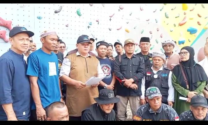 Sekretaris Aliansi Ormas Islam Pembela Masjid, di dampingi, para Pimpinan Ormas Kelaskaran dan Elemen Ummat, jum'at (11/07/2025) saat menyatakan Sikap Tegas, Menolak Acara LGBT yang akan di Laksanakan di Dyandra Santika tgl.31 Juli 2025, Medan.
