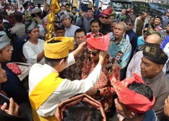 Menteri Kebudayaan Hadiri Gelar Adat Jamu Laut Melayu di Pantai Cermin, Sultan Serdang Sematkan Tanjak Kehormatan.