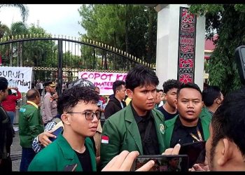 BEM dan Senat USU Demo di Depan Mapolda Sumut, Tuntut Profesionalitas Aparat dan Kapoldasu Dicopot.