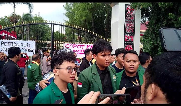 Kordinator Aksi di dampingi Ketua Senat Mahasiswa USU, saat memberikan Keterangan Pers nya kepada para Wartawan di depan Mapoldasu, Senin (1/9/2025)