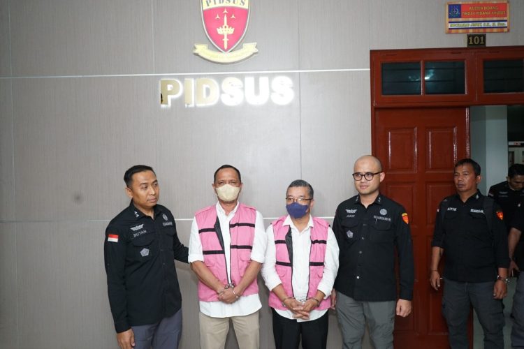 Dua Tersangka Kasus Korupsi Alih Asset PTP N I, eks Kakanwil BPN Sumut dan eks Kakanwil BPN Deli Serdang, saat di Tahan Kejatisu.