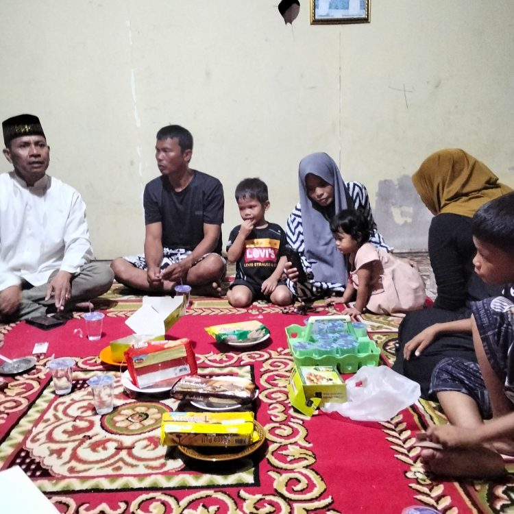 Tim AOIPA Sumut, sesampai di kediaman Yesinia Gulo, dan kuasa hukum, A.Sulthoni Hasibuan, SH, menyerahkan  kedua anak balita di Kuala Tungkal, Jambi minggu malam (2/10/2025) pukul 23.00 wib. (Foto.dok msp.id)