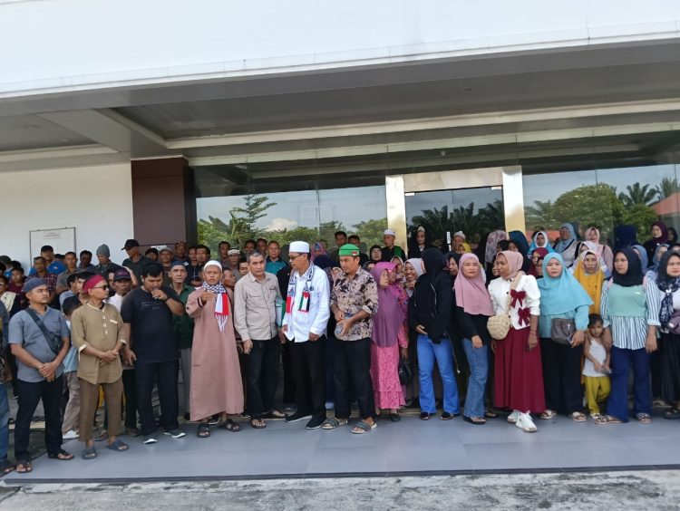 Aliansi Ormas Islam Pembela Rakyat Sumut, bersama Masyarakat Tebing Tinggi dan Sergei yang hadir di sidang kasus Buah Naga, Kamis (13/11/2025) Foto (ist)