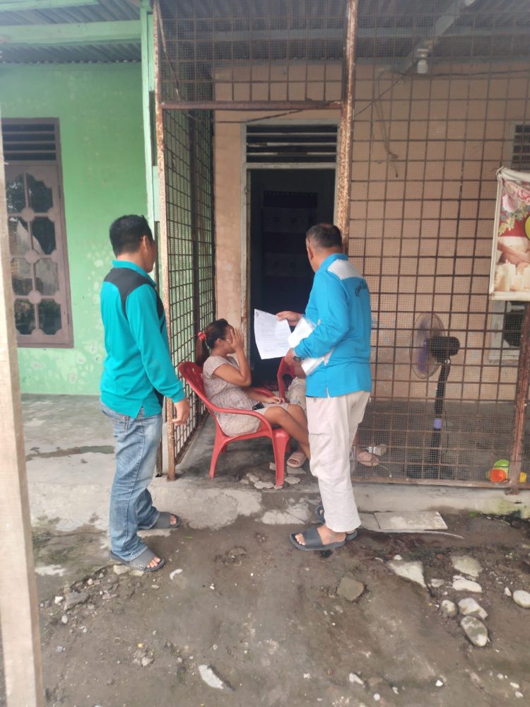 Kadus 18 Bandar Klippa, Salidin bersama Aparat Desa, mengantar surat Kades Menutup Praktek Maksiat berkedok Panti  Pijat/Refleksi, Jum'at (14/11/2025)