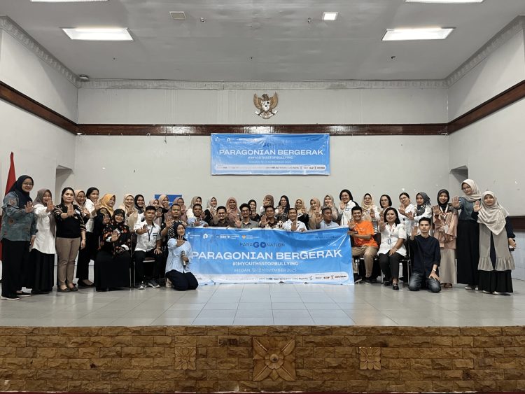 Sesi foto bersama Roadshow Buddy Pekerti® di SMAN 8 Medan, Kamis (13/11/2025)