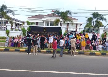 Ratusan Warga Kembali Datangi PN Sergai, Desak Pembebasan Ustadz yang Dianggap Dikriminalisasi