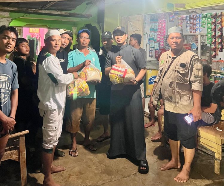 Ceo Mama Parfum, Putra di dampingi Aliansi Ormas Islam Kelaskaran Sumut, menyerahkan Paket Sembako Kepda Korban Banjir di Desa Pematang Cengal, T. Pura, Langkat, Jum'at Malam (5/12/2025)
