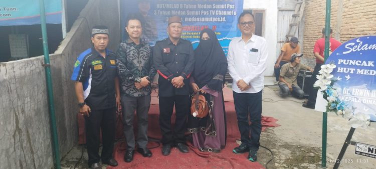 Pimpinan Umum/Pimpinan Redaksi Medan Sumut Pos di dampingi Evi Meriyani Tarigan Wakil Pimpinan Umum dan Ust.Zamal Pasaribu Wakil Ketua Bid.Dakwah Foto bersama dengan Kabid IKP Kominfo Provsu Porman Mahulay Plt.Kadis Kominfo Deli Serdang Anwar Sadat,  usai Pelaksanaan Puncak HUT/MILAD, Minggu (21/12/2025)
