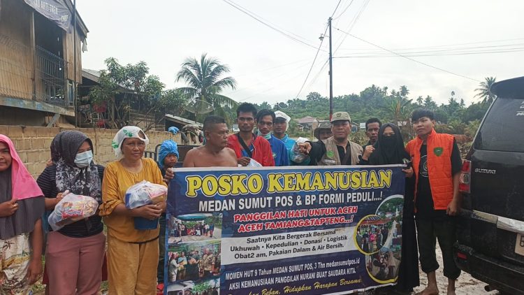 Ketua BP FORMI Azhari, bersama Laskar/ Tim Aksi Kemanusian saat menyerahkan Bantuan Paket Sembako kepada warga terisolir korban Banjir Bandang di Aceh Tamiang, Minggu (28/12/2025)