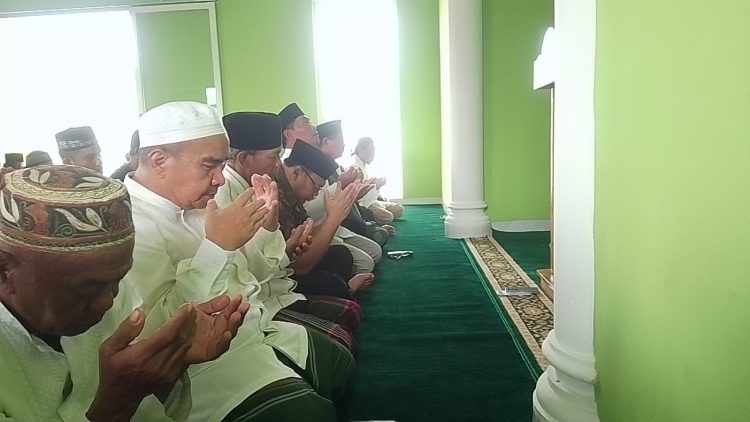 Bupati Deli Serdang, dr.Asri Ludin Tambunan, dan Wabup Lom-Lom Suwondo, bersama Anggota DPRD Deli Serdang H.Rakhmadsyah, berdoa shalat Jum'at perdana di Masjid Al Ikhlas Baru, Jum'at (2/1/2025)