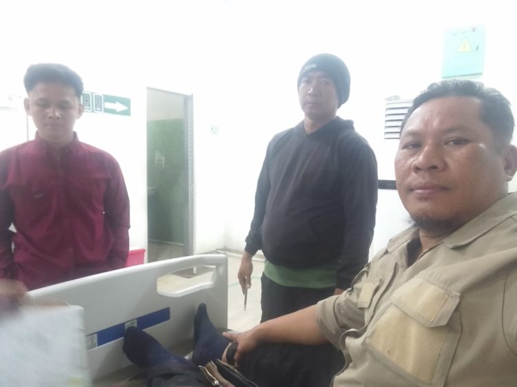Korban Azhari ( Ketua Umum BP FORMI, Pimpinan Media dan Ketua OKK Organisasi Wartawan, saat berada di
Ruang IGD/Berobat di RS.Haji, dua jam setelah terjadinya Pengroyokan bersama-sama, Jum'at malam (2/1/2026) foto.ist.