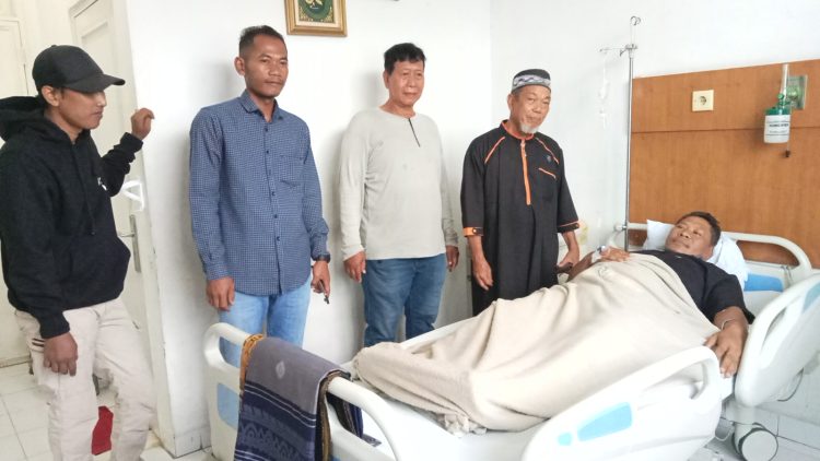 Ketua DMI Deli Serdang, Ustd.H.Sulaiman Hasibuan, bersama Pihak Kecamatan Percut Sei Tuan dan Desa Medan Estate, saat menjenguk Azhari, Senin (5/1/2026) Korban Tindak Pidana  Pengroyokan bersama sama.