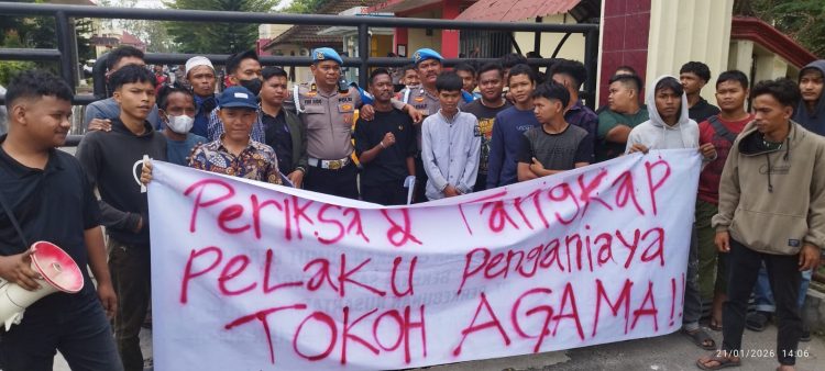 Puluhan Massa yang tergabung dalam Persatuan Mahasiswa Pembela Rakyat Sumatera Utara menggelar aksi unjuk rasa di depan Markas Kepolisian Daerah Sumatera Utara (Mapolda Sumut) Rabu (21/1/2026)